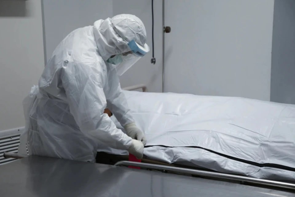 В США начальника морга Гарвардского университета продававшего части тел покойников приговорили к 8 годам тюрьмы Власти заявили что Седрик Лодж был организатором жуткой схемы в рамках которой он отправлял мозги кожу руки и лица покупателям после того как трупы переданные Гарварду больше не требовались для исследований Его жену Дениз Лодж приговорили к тюремному заключению сроком чуть более года за пособничество Во вторник они предстали перед федеральным судом в Пенсильвании Следствие раскрыло несколько примеров их работ однажды Седрик Лодж предоставил покупателю верхний слой кожи трупа чтобы ее обработали и переплели в книгу В другом случае Седрик и Дениз Лодж продали лицо мужчины возможно чтобы хранить его на полке а возможно для чего то еще более тревожного сообщила помощник прокурора Обвинение заявило что чета Лодж обращалась с частями тел людей так как будто это были безделушки продаваемые с целью получения прибыли и в период с 2018 года по март 2020 года получила за это тысячи долларов Обычно после того как Гарвард завершает использование пожертвованного университету тела для исследований или обучения останки обычно возвращают семье или кремируют Лодж признал что удалял нужные ему части тел перед кремацией Седрик Лодж проработал управляющим моргом 28 лет В суде он выразил сожаление Адвокат защиты добавил что его действия были вопиющими Г н Лодж признает серьезность своего поведения и вред причиненный его действиями как погибшим чьи тела он бессердечно осквернил так и их скорбящим семьям говорится в судебном документе поданном юристом В 2023 году после предъявления первых обвинений Гарвардский университет приостановил прием тел в дар на пять месяцев Подписывайтесь на Подъём