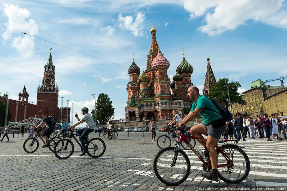 В этом году велоинфраструктура появилась или обновилась на 92 улицах Москвы   12 новых велодорожек, 16 постоянных велополос и 9 временных, 8 велопешеходных дорожек и 4 велозоны, где можно ехать по всей ширине проезжей части. Круто? Да! На этом работа не кончается; цель – сделать велодоступной всю столицу.    «Мы стремимся создавать связную велоинфраструктуру – это нужно, чтобы велосипедистам было удобно ездить между станциями транспортного каркаса, офисами, жилыми кварталами и ТЦ», — Максим Ликсутов.  ШЭР / Подписаться