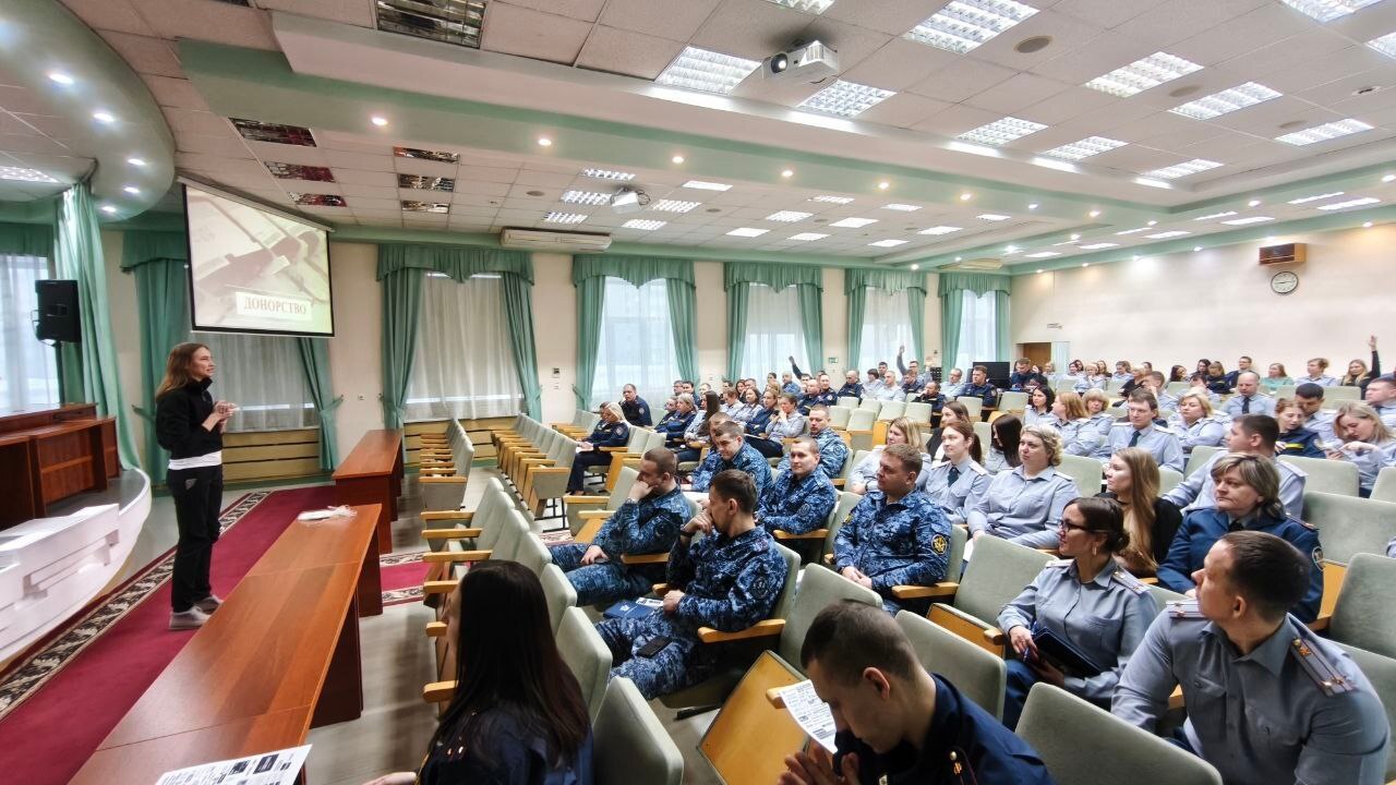Сотрудники ГУФСИН России по Кемеровской области Кузбассу приняли участие в интерактивной лекции посвященной донорству крови и костного мозга Мероприятие прошло в Главном управлении и позволило сотрудникам узнать о важности донорства крови и вступлению в Федеральный регистр доноров костного мозга Донорство крови это возможность помочь тем кто в ней нуждается будь то после операции травмы или тяжелого заболевания Донорство костного мозга также играет важную роль в лечении онкологических и гематологических заболеваний предоставляя шанс на выздоровление тем кто сталкивается с этими серьезными диагнозами Сотрудники ГУФСИН активно поддержали идею донорства и выразили готовность стать донорами Они понимают что даже небольшое действие может иметь огромное значение для кого то другого Мы благодарим всех участников за проявленную инициативу и ответственность КузбасскийЦентрКрови ЯДОНОРКУЗБАССА