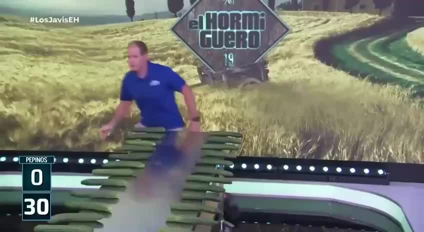 Дэвид Раш установил рекорд по разламыванию огурцов на испанском телевидении