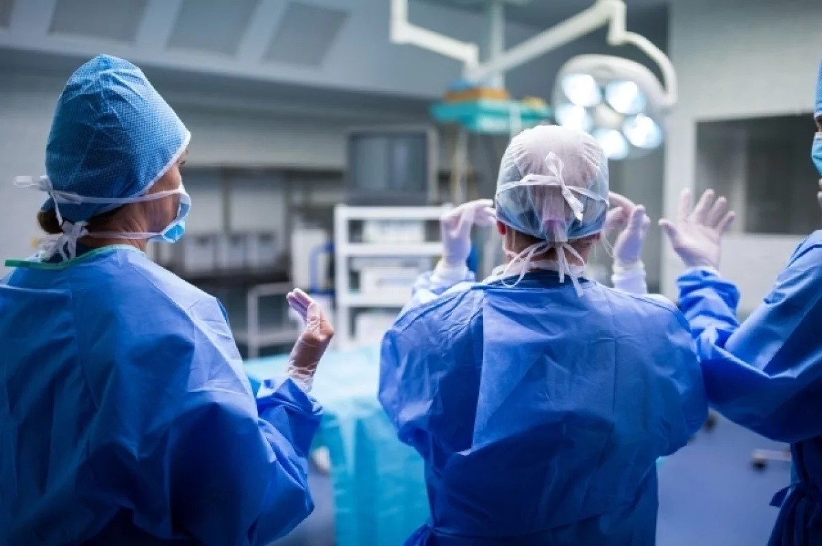 Врачи спасли трёхлетнего ребёнка после пожара Напомним что 31 октября в Уссурийске произошла трагедия которая потрясла многих В пожаре погибло двое детей а их трёхлетний брат оказался на грани жизни и смерти из за сильнейшего отравления Но благодаря слаженной работе врачей мальчика удалось спасти Первыми на помощь пришли специалисты Уссурийской городской больницы которые оперативно стабилизировали состояние ребёнка Затем бригада Центра медицины катастроф Приморья доставила малыша во Владивосток Со 2 ноября врачи детской Краевой клинической больницы 1 боролись за жизнь мальчика который поступил в крайне тяжёлом состоянии с диагнозом токсическая энцефалопатия Команда реанимации и интенсивной терапии не отходила от ребёнка делая всё возможное чтобы вернуть его к жизни Их усилия не прошли даром малыша перевели из реанимации в педиатрическое отделение Главный врач больницы Инна Зеленкова отметила что состояние ребёнка стабилизировалось а заведующая отделением Светлана Мельникова добавила что мальчика уже осмотрели специалисты и психологи В ближайшие дни ребёнка выпишут из больницы и передадут опекунам Фото Freepik dvved