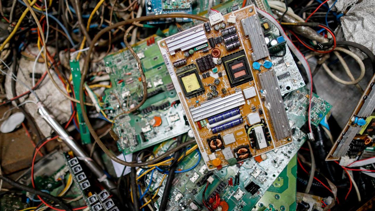 В России начнут формировать систему переработки отслужившей электронной техники для возврата ценных ресурсов в промышленность Минпромторг и ассоциация Элематика договорились о совместной работе над созданием отрасли переработки электроники Задача проекта состоит в обеспечении промышленности вторичными редкоземельными металлами и сокращении объемов электронных отходов Планируется обновить нормативную базу запустить меры господдержки внедрить современные технологии переработки и создать систему прослеживаемости жизненного цикла электроники