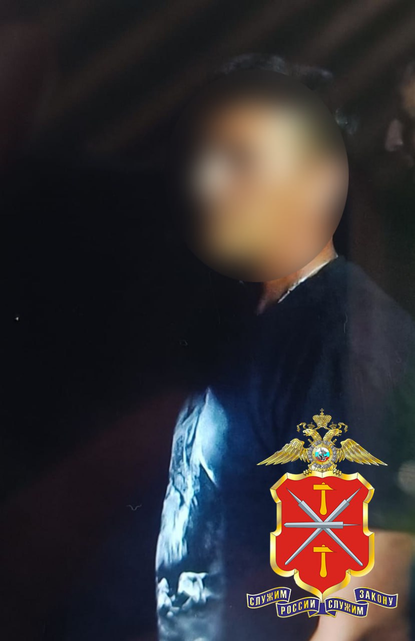 Тульскими оперативниками установлен и задержан подозреваемый в убийстве В январе 2013 года в одном из частных домовладений города Донской Тульской области произошел межличностный конфликт между отчимом и пасынком. Причиной разногласий стал вопрос о разделе недвижимого имущества. Не найдя компромисса мужчины, вступили в драку, в результате которой один из соперников был убит оппонентом. С целью сокрытия следов преступления мужчина сжег тело убитого и избавился от останков. Спустя несколько дней о пропаже заявили родственники убитого. По данному факту следственными органами было возбуждено уголовное дело. Несмотря на проведенные оперативные мероприятия и следственные действия, установить лиц, причастных к совершению преступления, не удалось, в связи, с чем уголовное дело было приостановлено. В 2025 году оперативниками Управления уголовного розыска УМВД России по Тульской области был проведен комплекс оперативных мероприятий, установлены новые свидетели преступления, совершенного 12 лет назад. В результате, по подозрению в совершении вышеуказанного преступления, был задержан ранее судимый 50-летний житель города Донской Тульской области. Злоумышленник признался в содеянном, ему была избрана мера пресечения в виде заключения под стражу. В настоящее время следственным органом возобновлено и расследуется уголовное дело по признакам преступления, предусмотренного ч. 1 ст. 105 УК РФ «Убийство». #МВД #МВДРоссии #Полиция #ПолицияРоссии #Police #RussianPolice #Russia #ТульскаяПолиция