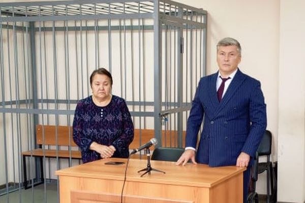После массового отравления детей в Екатеринбурге вынесли приговор заведующей производством школьной столовой Суд установил что женщина проигнорировала санитарные требования и нарушила технологический процесс В результате 24 школьникам и пяти сотрудникам предприятия потребовалась помощь врачей в анализах нашли норовирус Женщина признала вину и извинилась перед пострадавшими Дело рассматривалось в особом порядке поэтому суд назначил ей девять месяцев ограничения свободы Орджоникидзевский суд Екатеринбурга