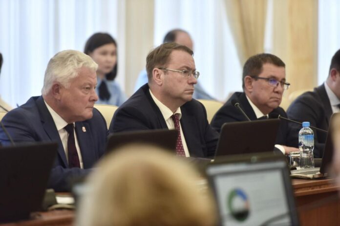 Владельцы квартир домов и земельных участков права на которые жители Свердловской области получили до 1998 года смогут до конца 2026 года бесплатно и в упрощенном порядке зарегистрировать свои права в Едином государственном реестре недвижимости а также получить дополнительные гарантии при внесении сведений Внесение записи о правообладателях ранее учтенных объектов недвижимости важно чтобы граждане и юридические лица могли распорядиться своим имуществом продать подарить сдать в аренду передать в залог Также при выявлении прав и их регистрации обеспечиваются дополнительные гарантии при возникновении чрезвычайных ситуаций Подробнее читайте на сайте Областной газеты Департамент информационной политики Свердловской области Подписаться на ОГ Прислать новость Поддержать канал