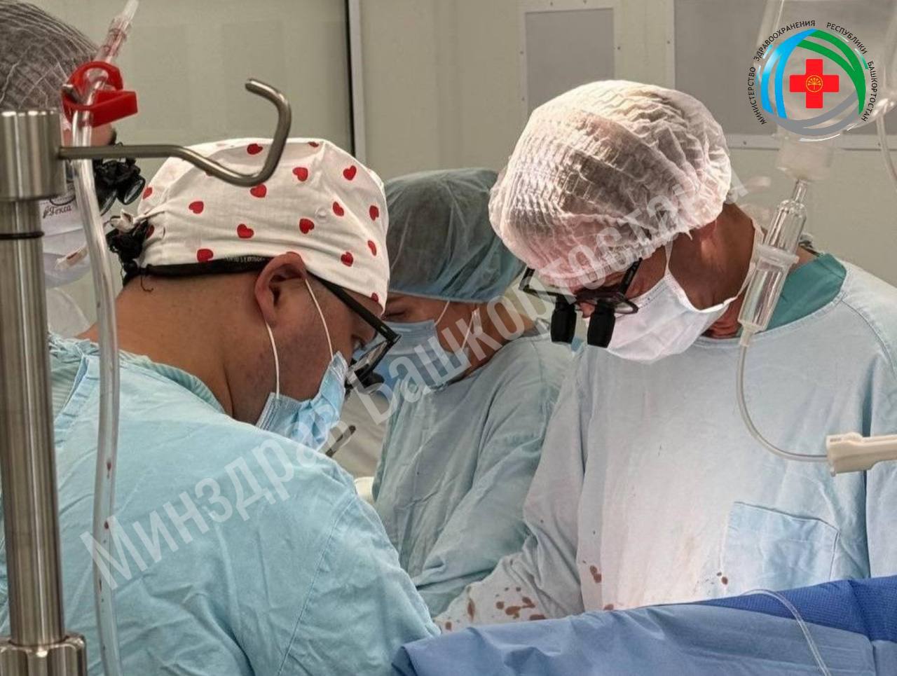 Врачи в Уфе спасли женщину, удалив огромную опухоль из сердца  В Республиканском кардиоцентре Уфы врачи успешно провели сложнейшую операцию по удалению гигантской миксомы  7x5x3 см  из сердца 62-летней женщины. Опухоль, занимавшая почти все правое предсердие, мешала нормальному кровотоку и вызывала сильные боли.   Хирурги удалили опухоль, восстановили поврежденный клапан и закрыли растянувшееся отверстие в сердце. Пациентка уже выписана из больницы.    Жесть Уфа - подписаться   Прислать новость:
