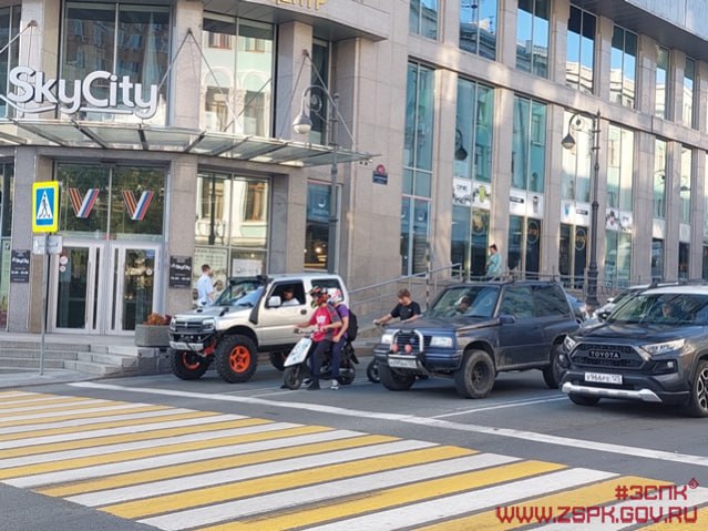 Штрафы за продажу топлива подросткам вводят в Приморье С марта 2026 года в регионе запрещено продавать горюче смазочные материалы лицам младше 16 лет Если у сотрудников АЗС возникают сомнения в возрасте покупателя они обязаны потребовать документ и отказать в продаже при его отсутствии За нарушение правил штрафы составят граждане 500 1 000 должностные лица 3 5 тыс юридические лица 20 50 тыс Решение принято из за роста ДТП с участием несовершеннолетних водителей мототранспорта Полностью читайте на нашем сайте Подписывайтесь на новости парламента Приморья