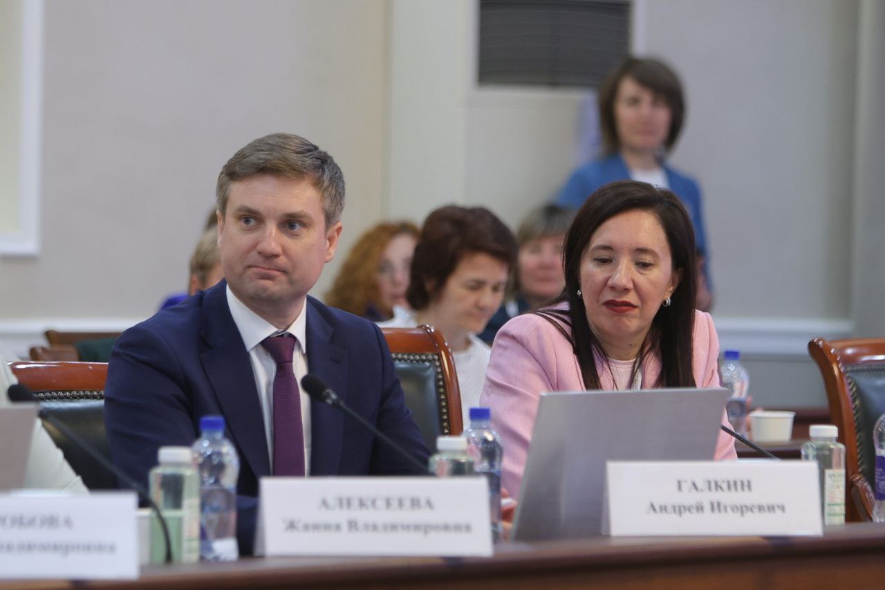 Сегодня в рамках II Женского Арктического форума в Архангельске прошло выездное заседание комитета Государственной Думы по защите семьи, вопросам отцовства, материнства и детства. Вместе с председателем комитета Ниной Александровной Останиной, заместителем председателя комитета Еленой Андреевной Вторыгиной, статс-секретарем — заместителем Министра культуры РФ Жанной Владимировной Алексеевой и коллегами из разных регионов обсудили важнейшие вопросы, связанные с поддержкой семьи, детства и демографией в Арктической зоне. Мы говорили открыто — и о том, что уже сделано, и о проблемах, которые требуют совместной проработки. Особое внимание уделили организации детского отдыха и оздоровления, развитию культурной инфраструктуры, поддержке многодетных семей. Участие в заседании приняли депутаты, представители профильных ведомств, многодетные родители — все, кто каждый день работает с этими вопросами на практике. Подчеркну: семейная политика — это не только про благополучие конкретных людей. Это фундамент устойчивости и будущего всего региона. Благодарен коллегам из Госдумы за внимание к нашим инициативам, за то, что выслушали, увидели и взяли в работу предложения от представителей всех уголков Архангельской области.