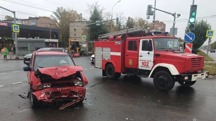 В Ярославле после столкновения машины скорой помощи и микроавтобуса трое человек доставлены в медицинское учреждение  ДТП случилось 10 октября в районе 10:00 на перекрестке улицы Урицкого и Ленинградского проспекта. В результате столкновения в больницу увезли водителей обеих машин  Ford и Nissan , а также 26-летнюю пассажирку скорой.  Фото: ГУ МЧС по Ярославской области, соцсети  Еще больше новостей — в Telegram-канале «Ъ-Ярославль»