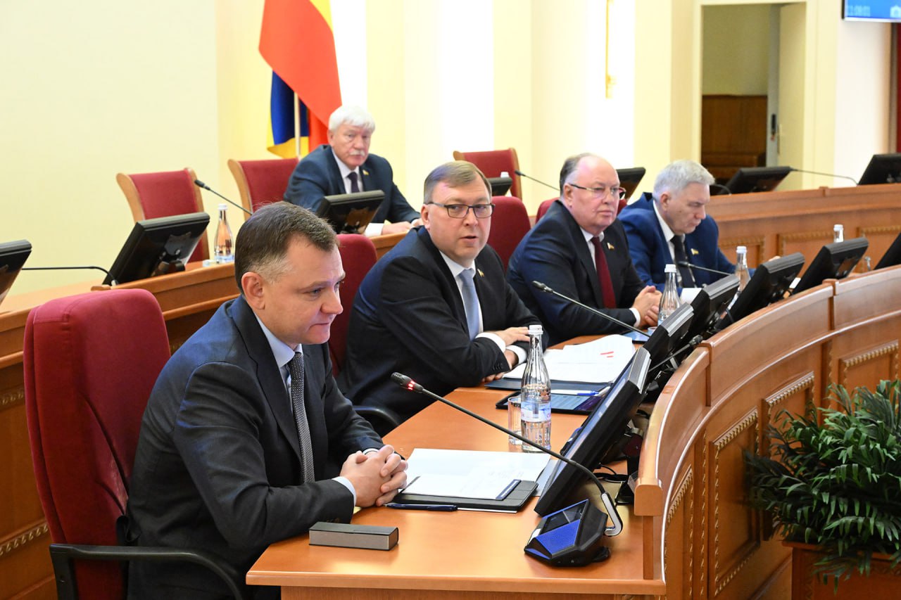 23 е заседание ЗСРО С 1 января 2026 года муниципалитеты получат дополнительные финансовые ресурсы для решения местных вопросов Депутаты донского парламента приняли поправки в региональный закон корректирующие межбюджетные отношения в Ростовской области Председатель Законодательного Собрания Ростовской области Александр Ищенко отметил что после вступления в должность главы региона Юрий Слюсарь начинает реализацию своей предвыборной программы многие элементы которой требуют законодательного решения Поэтому и мы свою работу на заседании донского парламента начинаем с реализации инициатив Юрия Борисовича Слюсаря Первая из них на наш взгляд чрезвычайно важная и принципиальная это корректировка межбюджетных отношений в Ростовской области в пользу городов и районов Задача которую поставил Юрий Борисович перед членами Правительства мы ее полностью разделяем в Законодательном Собрании обеспечить дополнительные источники для местных бюджетов для решения насущных задач Для этого мы по предложению Губернатора увеличиваем отчисления в муниципалитеты от налога на доходы физических лиц рассказал Александр Ищенко Так с 1 января 2026 года в бюджеты городов будет направляться не 10 процентов как в настоящий момент а 15 процентов НДФЛ а отчисления в бюджеты районов вырастут в два раза с 10 до 20 процентов При этом также увеличивается норматив отчислений в сельские поселения с 4 до 6 процентов от той суммы которая зачисляется в бюджеты муниципальных районов По предварительным оценкам благодаря этому решению города и районы Ростовской области уже в 2026 году получат дополнительно почти 8 млрд рублей Подробнее zsro ru