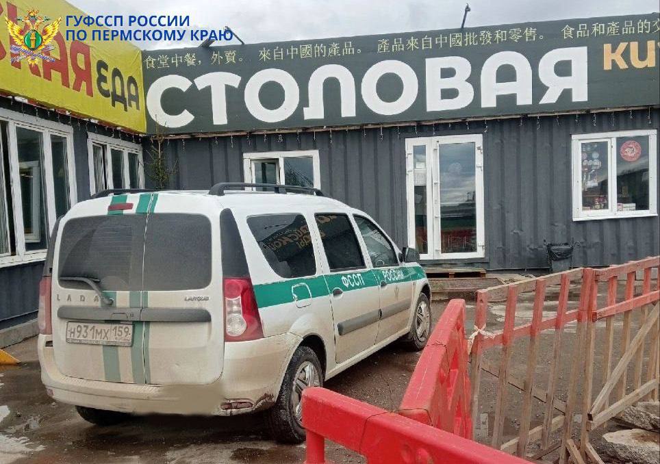 Опасную китайскую столовую закрыли в Пермском крае Она находится в деревне Хмели на Шоссе Космонавтов, 328Е/3. Запрет деятельности ввели на 80 суток. Продукты там принимались и хранились без маркировок. Стены и потолки в столовой покрылись жирным налетом, в углах висела паутина, а на полках и бутылках со специями обнаружено скопление пыли и грязи. : ГУ ФССП по Пермскому краю Подписаться Дать «буст»