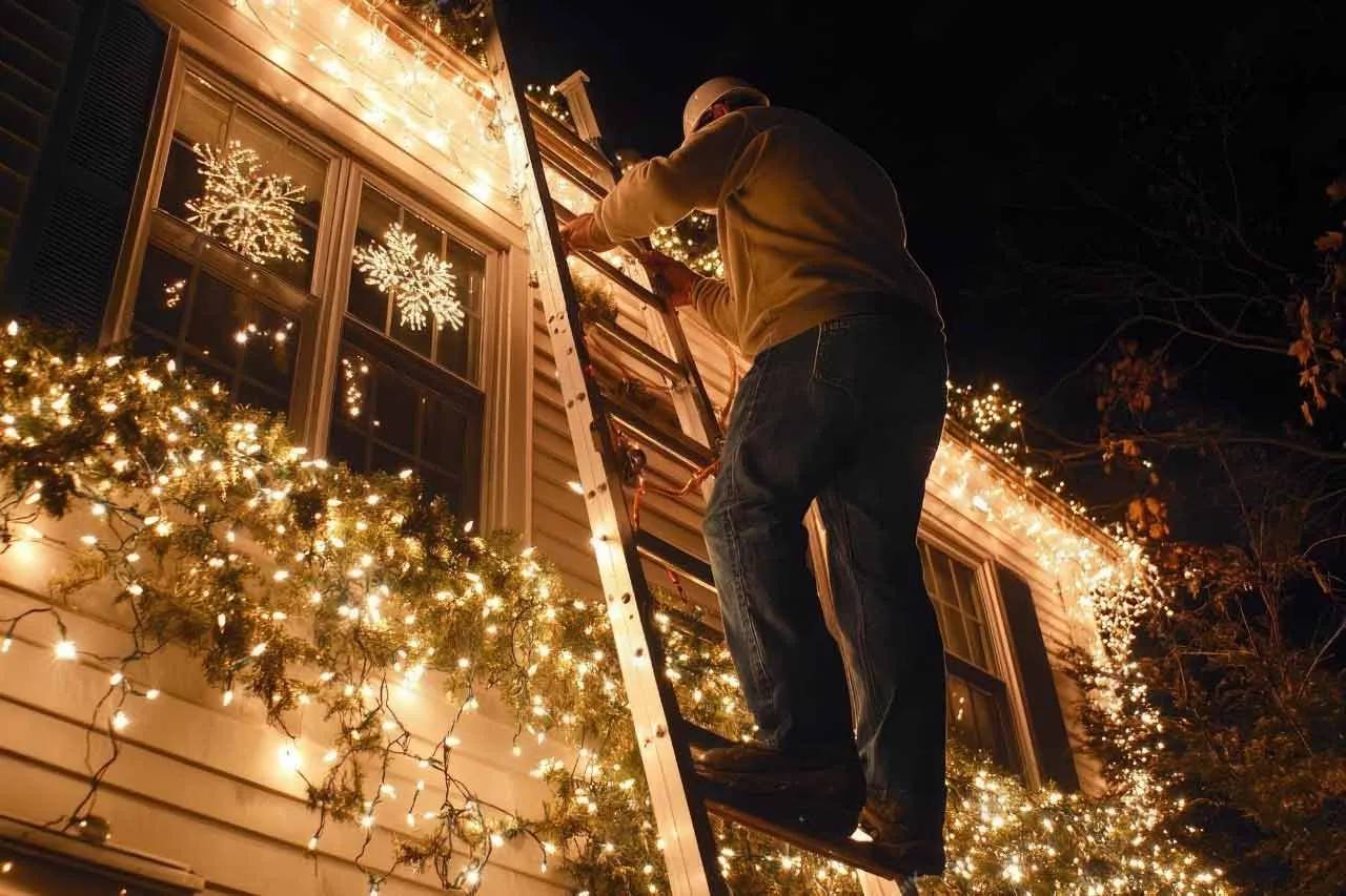 За гирлянду на фасаде дома могут оштрафовать на сумму до 15 тысяч рублей Член Комиссии Общественной палаты России Евгений Машаров предупредил граждан что использование праздничных украшений на фасадах многоэтажных домов окнах или дверях подъезда может привести к денежному взысканию в размере от 5 до 15 тысяч рублей Штраф можно получить за несоблюдения норм противопожарной безопасности Машаров подчеркнул что специального законодательного запрета на украшение жилища снаружи окон или фасадов светящимися элементами нет однако любые изменения включая установку крепежных элементов и монтаж конструкций требуют предварительного одобрения управляющей организации либо товарищества собственников жилья ТСЖ bisrub