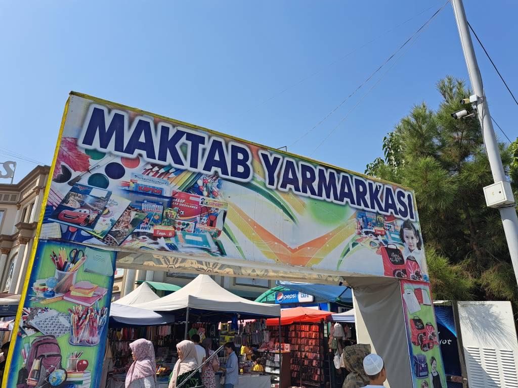 •   В Ташкенте откроются почти 300 школьных ярмарок для подготовки к учебному году  С 15 августа по 1 октября в Ташкенте заработают 287 школьных ярмарок, где родители и школьники смогут приобрести форму, учебники и канцелярские принадлежности для нового учебного года. Ярмарки созданы с целью облегчить подготовку к школе и обеспечить доступность всех необходимых товаров для учащихся общеобразовательных школ города.  Ярмарки откроются на городских рынках, в торговых комплексах и на территории отдельных школ во всех 12 районах города. Среди рынков, где будут работать ярмарки, названы: "Куйлюк", "Мирабад"  "Госпитальный" , "Навруз", "Сергели", "Каракамыш", "Фархад", "Эски жува", "Авиасозлар"  "Кадышева" , "Юнусабад", "Аския" и "Чиланзар". Также ярмарки заработают в торговых комплексах "Чиланзар", "Чорсу" и "Урикзар".     Остерегайтесь фейков! Это единственный официальный канал  . Подпишитесь, чтобы получать достоверные новости и актуальные курсы валют.    Вы с Telegram Premium? Поддержите нас одним нажатием.    Ссылка на пост: