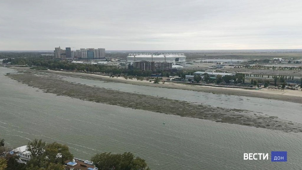 Ученые ЮНЦ РАН предложили варианты решения проблем связанных с маловодьем р Дон В долгосрочной перспективе оно вызывает тяжёлые последствия для судоходства забора питьевой воды в городах Приазовья и для ведения рыбного хозяйства По сообщению исследователей на грани исчезновения уже оказались судак лещ чехонь резко снизилась численность сазана тарани рыбца Сейчас в пойме Дона где нерестится рыба растет индустриальная зона с высокой плотностью застройки Речь идет о черте в пределах Ростова и Азова Академик РАН Геннадий Матишов кбн Матвей Коваленко а также инженеры рыбоводы Виктория Тищенко и Александр Гризодуб в научной публикации предложили создать госпрограмму биоисследований европейских морей России восстановить систему госэкомониторинга Азовского моря на уровне государства контролировать вылов рыб и развивать искусственное выращивание рыбных ресурсов Вести Дон Telegram MAX