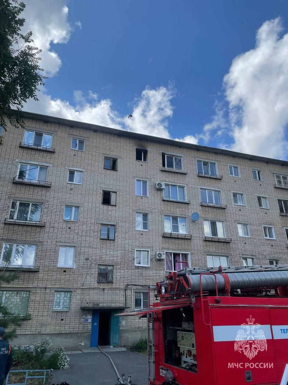#Официально Информация МЧС России В 13:31 поступило сообщение о пожаре в квартире жилого дома по адресу: г.о. Сызрань, ул. Физкультурников. В 14:40 пожар ликвидирован на площади 20 квадратных метров, горели домашние вещи. Погибших нет, огнеборцы МЧС России спасли 33-летнего мужчину, получившего ожоги рук и ног. Пострадавший госпитализирован в медучреждение.Также самостоятельно эвакуировались 5 человек. Для тушения пожара привлекались 35 человек, 9 ед. техники. Причину пожара устанавливают дознаватели МЧС России.