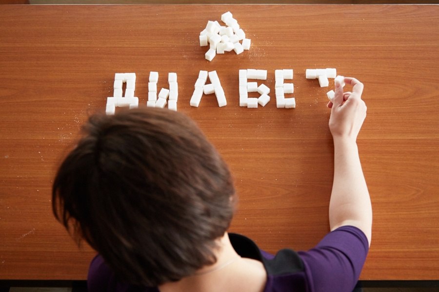 В школе сахарного диабета Рязанского кардиодиспансера учат профилактике эндокринных заболеваний Сахарный диабет называют «тихой эпидемией». Это связано с тем, что диабет хотя и не является инфекционным, но затрагивает все больше людей по всему миру и может развиться в любом возрасте. Противостоять «тихой эпидемии» учат в школе сахарного диабета Рязанского кардиодиспансера. К настоящему времени обучение прошло несколько тысяч человек. «Информируем пациентов о сахарном диабете, распространении заболевания, о методах обследования, диагностики, лечения и контроля», – говорит руководитель школы, врач-эндокринолог первой категории Екатерина Беляева. Бытует мнение о том, что школа сахарного диабета нужна только пожилым пациентам. Но это заблуждение. «Диабет не знает возрастных преград. Заболевание встречается у детей, подростков, у людей среднего возраста. Поэтому школа нужна всем», – отмечает Екатерина Беляева. Одна из причин широкого распространения сахарного диабета – почти повсеместное отсутст...