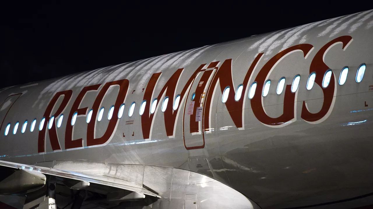 Россия и Малайзия продолжают работать над запуском прямого авиасообщения между странами и перелеты по этому маршруту планируется начать в первом полугодии 2026 года Министерства транспорта обеих стран ведут эти дискуссии Нас весьма воодушевляет слышать что процесс подходит к концу Если все пойдет по плану как нам говорили прямые рейсы запустят в первой половине 2026 года Очень надеемся что это получится рассказал РИА Новости малайзийский посол в РФ Чеонг Лун Лай По его словам на первом этапе речь идет о выполнении авиакомпанией Red Wings рейсов из Москвы на остров Лангкави Подписаться на PRO transport