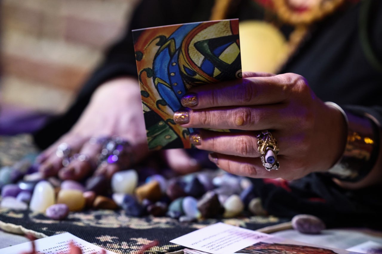 Оккультистов и тарологов хотят признать экстремистами Их деятельность противоречит духовному коду русского человека и подрывает традиционные ценности заявил Абзацу председатель партии традиционалистов России За семью Андрей Кормухин Это общественное движение следует признать экстремистским и запретить в России В православии любые оккультные вещи будь то магические колдовские шаманские это проявление желания изменить культурный духовный морально нравственный код Соответственно это следует расценивать как экстремистские действия в отношении как минимум государствообразующего русского народа сказал Кормухин Во время прямой линии президент РФ Владимир Путин пообещал разобраться с рекламой оккультных услуг в России   Подпишитесь на Абзац TG VK Дзен MAX Rutube