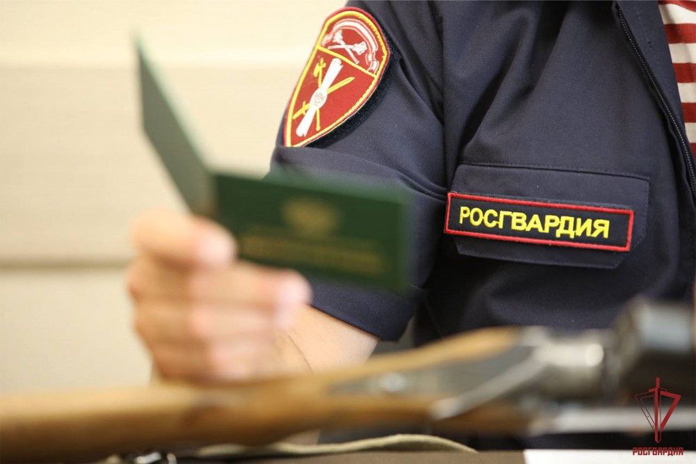 Жители Тульской области добровольно сдали 19 единиц оружия в подразделения Росгвардии за неделю  Представителями ведомства осуществлено более 120 проверок соблюдения установленных правил оборота оружия у граждан. В результате проверок выявлено около 10 административных правонарушений, изъято по различным причинам 23 единицы оружия. Добровольно туляки сдали 19 единицы оружия и почти 140 патронов.   Управление Росгвардии по Тульской области напоминает о проведении профилактического мероприятия "Оружие", в рамках которого жители региона могут сдать имеющиеся у них оружие и боеприпасы за денежное вознаграждение.  Источник
