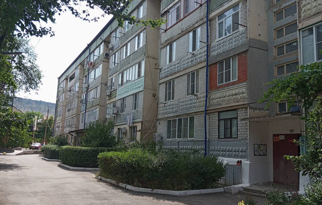 В Избербаше стартовала модернизация газовых сетей в многоквартирных домах    Город Избербаш приступил к реализации программы обновления систем газоснабжения в рамках Краткосрочного плана на 2025 год. В текущем этапе работ участвуют шесть многоквартирных домов, где полностью заменят устаревшие газовые коммуникации.    На эти цели направлено более 6 миллионов рублей. Подрядная организация уже приступила к работам, соблюдая все требования безопасности и технологические стандарты. На данный момент выполнено порядка 10% запланированного объема работ. Особое внимание уделяется качеству материалов и срокам выполнения, чтобы минимизировать неудобства для жителей.    Данные мероприятия продолжают системную работу по модернизации газового хозяйства республики. Напомним, что за предыдущие два года аналогичные работы были успешно проведены в 10 многоквартирных домах по всему Дагестану.