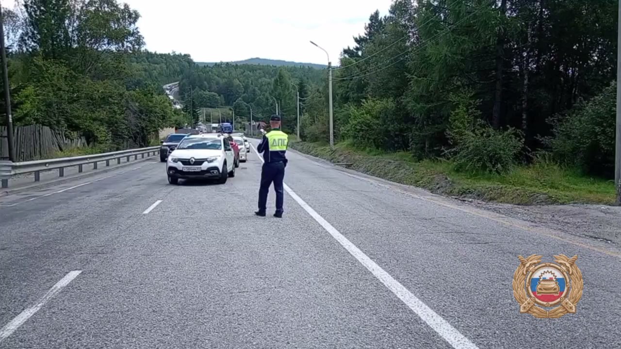 Движение затруднено на трассе "Байкал" со стороны Слюдянки    На 72-м км дороги Р-258  в направлении  Иркутска в районе станции Глубокая госавтоинспекторы вручную регулируют проезд автомобилей.  Ведомство просит автомобилистов учитывать сложившуюся дорожную обстановку при планировании поездок в данном направлении.     IrkutskMedia   Прислать новость