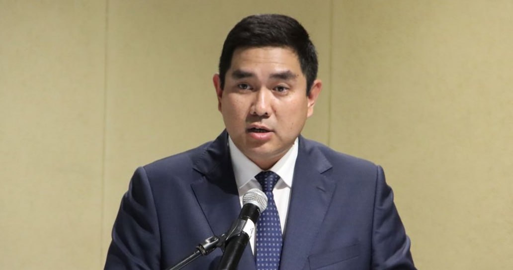 Новым мэром Кызыла избран депутат Госдумы Айдын Сарыглар Ранее конкурсная комиссия допустила к голосованию трех кандидатов В их число вошли также врио мэра Вячеслав Судер оол и глава республиканского госкомитета по туризму Алексей Сиорпас Айдын Сарыглар получил большинство голосов уточнили в хурале представителей Новому мэру Кызыла 37 лет по профессии он врач В 2018 году Сарыглар депутатом городского хурала Кызыла в 2021 году был назначен замминистра здравоохранения Тувы в том же году победил на выборах в Госдуму по одномандатному округу В Госдуме VIII созыва работал в комитете по здравоохранению Конкурс на пост мэра был объявлен после того как в ноябре 2025 года муниципальные депутаты досрочно отправили в отставку Карима Сагаан оола Перед этим Верховный суд Тувы удовлетворил иск спикера городского хурала Ирины Казанцевой о расторжении трудового договора с мэром По ее мнению Сагаан оол не справился с решением проблем городского хозяйства