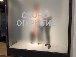 К сезону распродаж Яндекс открывает первый магазин бренда Muted Яндекс фабрика решила открыть свой первый поп ап в Авиапарке Для премьеры выбрали время распродаж осенней коллекции и предновогодних закупок Причем вспоминаем что с самого начала Яндекс не исключал выход на другие маркетплейсы что уже реализовано и в офлайн Эксперты полагают что компания не будет развивать обширную сеть учитывая текущие правила игры Muted это базовая одежда для мужчин и женщин которую шьют в Китае Узбекистане и других странах с 2024 г Кстати два других СТМ в сегменте взрослой и детской одежды которые регистрировал Яндекс на рынок так и не вышли Tame и Humanform Если поп ап Muted окажется успешным Яндекс обещает еще несколько десятков поп апов которые позволят протестировать спрос в офлайне для возможного открытия полноценных магазинов Интересный выход который говорит о том что бренд не может ограничиться только одним онлайном В целях маркетинга нужны хотя бы временные магазины тем более что другие маркетплейсы довольно успешно развивают свои торговые марки Lamoda повезло ей достались точки бывших магазинов Adidas а собственные торговые марки еще и представлены в Стокманне Похоже только WB пока не планирует запускать СТМ в одежде ну или еще не время Fashion retail