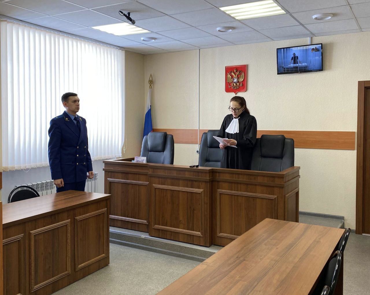 Срок за гибель ребенка 41 летнего жителя села Можга Можгинского района признали виновным в нарушении ПДД повлекшем смерть человека Напомним по версии следствия вечером 2 августа 2025 года нетрезвый обвиняемый двигался за рулем автомобиля Газель по дороге Бемыж Крымская Слудка в Кизнерском районе Съехав на обочину мужчина сбил 12 летнюю девочку которая шла в попутном направлении От полученных травм ребенок скончался на месте С учетом признания вины и других смягчающих обстоятельств суд приговорил фигуранта к 6 года лишения свободы с отбыванием срока в колонии поселении В пользу потерпевшей стороны взыскано 1 5 млн руб в качестве компенсации морального вреда Фото Объединенная пресс служба судов Удмуртии Подписаться на нас Telegram MAX