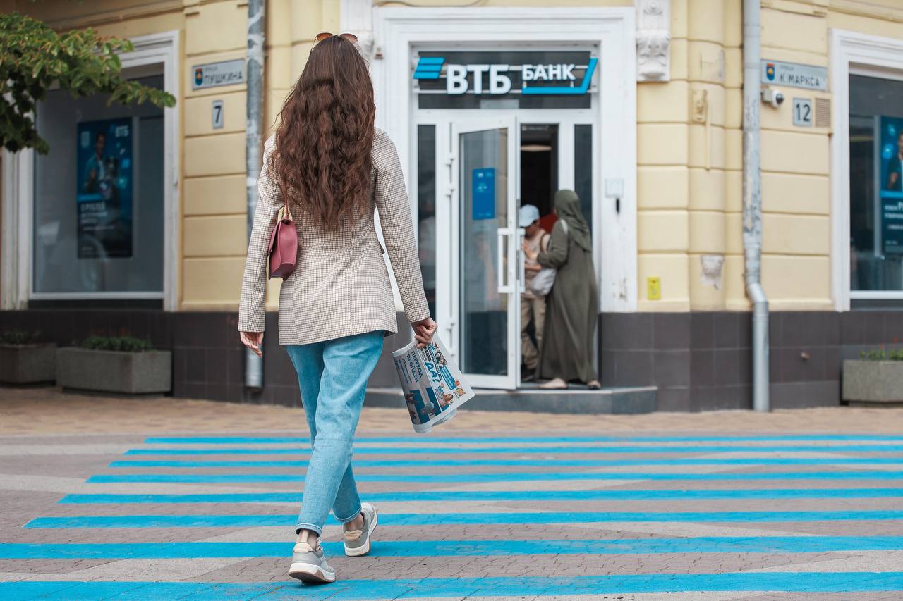В России появятся около 400 новых офисов ВТБ! В 2025 году банк уже открыл 70 новых офисов, а до конца года планирует запустить еще более 300 точек. Благодаря присоединению РНКБ к офисной сети ВТБ добавится 176 отделений, 132 из которых — на территории Крыма и Севастополя. Уникально то, что клиенты, перешедшие на «синий», теперь также могут воспользоваться выездным сервисом ВТБ ВЕСТИ КРЫМ