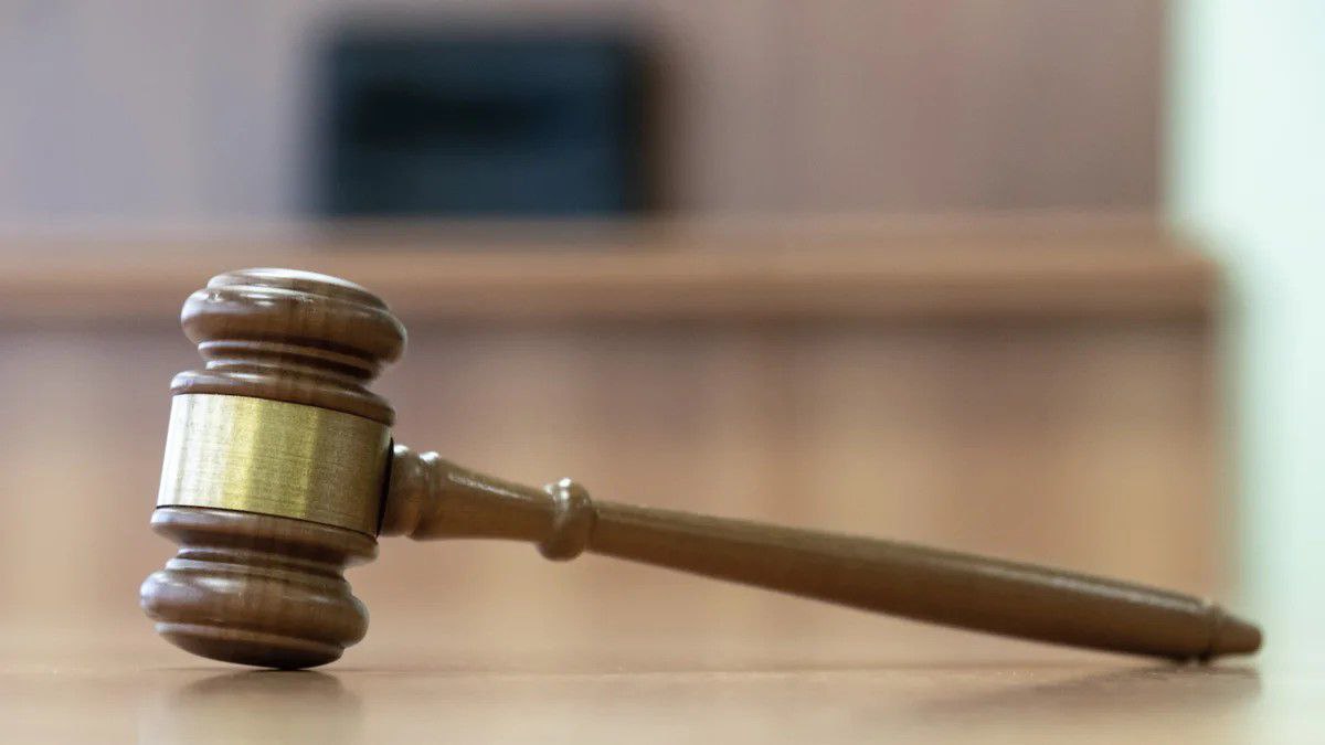 Предпринимательницу из Лениногорска осудят за травму ребенка в развлекательном центре 37-летняя предпринимательница предстанет перед судом по обвинению в нарушении правил безопасности. В мае 2024 года трехлетний мальчик получил тяжелые травмы, упав на пол с незащищенной платформы сухого бассейна. Следствие установило, что женщина, являющаяся индивидуальным предпринимателем, установила в местном детском развлекательном центре сухой бассейн, не оборудованный необходимыми защитными элементами и не обеспечила ударопоглощающее покрытие пола. Дело передано в суд по статье об оказании услуг, не отвечающих требованиям безопасности жизни и здоровья потребителей. Фото: Коммерсантъ / Олег Харсеев