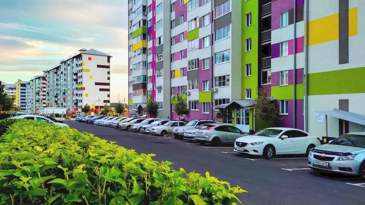 Оформить жилье купленное на маткапитал станет проще С января 2026 года семьям которые приобрели жилье на маткапитал не придется получать согласие банка на переоформление ипотечной квартиры в общую долевую собственность всех членов семьи рассказал РИА Новости депутат Госдумы Каплан Панеш Ранее покупавшие жилье на маткапитал семьи должны были выделять долю в недвижимости всем членам семьи Но если квартира находилась в залоге у банка из за ипотеки требовалось его согласие Подпишись на Курск 1