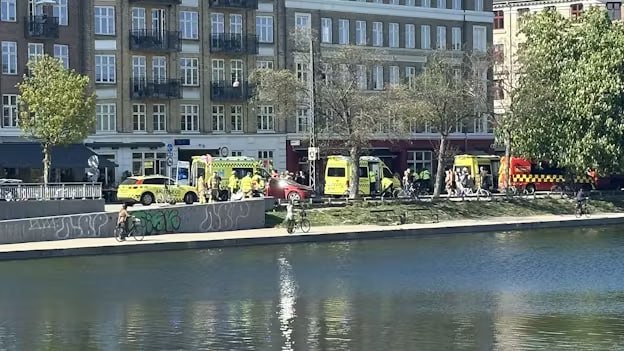 Пять жителей Копенгагена пострадали при наезде машины на толпу, сообщил датский телеканал TV2. По данным полиции, пожилой водитель авто потерял контроль над управлением. Отправить новость