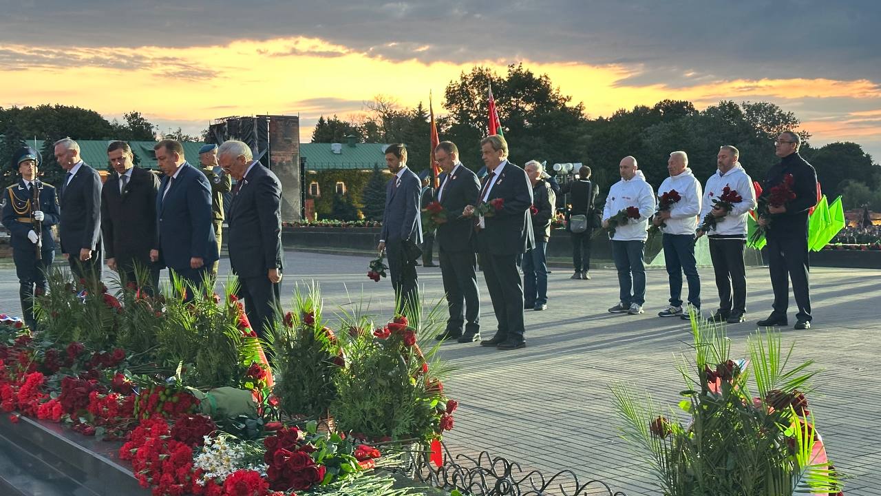 Этой ночью в Бресте прошел концерт-реквием, посвященный Дню всенародной памяти жертв Великой Отечественной войны. Мемориальный комплекс «Брестская крепость-герой» стал местом общей скорби и памяти о тех страшных событиях, которые 84 года назад привели к началу Великой Отечественной войны.  В России мы называем эту дату День памяти и скорби, и в Орле сегодня в 4 утра у стелы «Орёл – город воинской славы» участники патриотической акции традиционно зажгли свечи, выложив из них пятиконечную красную звезду и надпись «Город воинской славы Орел. Мы помним 22 июня».  Народы России, Беларуси и всех республик Советского Союза встретили врага единым фронтом, вместе проливали кровь и отдали все, чтобы добиться Победы. Память об их подвиге вечна. Ничто не изменит нашей общей истории и единого пути народа-победителя!
