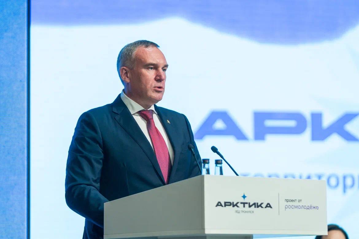 Освоение арктических территорий – стратегическая задача, открывающая большие возможности для преумножения имеющегося потенциала Югры. На пленарной дискуссии всероссийского молодежного экологического форума-фестиваля «Арктика. Лед тронулся» обсудили перспективы развития Березовского и Белоярского районов. Включение этих муниципалитетов в Арктическую зону России открывает новые возможности для участия в федеральных проектах. Ключевую роль в развитии югорской Арктики мы отводим транспортной инфраструктуре. Расположение по оси «север – юг», в перспективе может позволить стать автономному округа транспортной артерией для субъектов УрФО и соседних регионов. Молодые ребята сегодня говорят о заинтересованности в том, чтобы жить и работать в Югре. Ответил на вопросы участников форума о том, какие условия и преференции для молодежи мы создаем на территориях, входящих в Арктическую зону России, а также какие направления поддержки для нас являются приоритетными и перспективными. Наша задача – создать благоприятные условия для получения образования, развития талантов и самореализации молодежи. В завершении дискуссии в присутствии исполнительного директор Международной организации северных регионов «Северный Форум» Владимира Николаевича Васильева передал врио губернатора Ненецкого автономного округа Ирине Альфредовне Гехт председательство в Международной организации северных регионов «Северный Форум». Югра в течение двух последних лет работала над устойчивым развитием северных территорий, включая новые районы Арктической зоны РФ. Желаю коллегам успехов, плодотворного сотрудничества с международными партнерами и реализации всех намеченных инициатив.