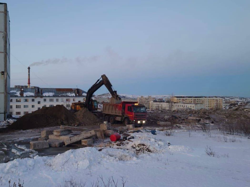 Реновация ЗАТО В Полярном снесли ещё три ветхих дома В рамках комплексного плана в 2025 году в Полярном был запланирован снос трёх домов Однако в ходе реализации образовалась экономия и было принято решение дополнительно снести ещё три дома на улицах Гандюхина в этом гарнизоне отметила министр строительства Мурманской области Александра Карпова Подрядчик провел обследование разработал проект снес выведенные из эксплуатации пятиэтажки и завершает вывоз более 43 тысяч кубометров строительного мусора  Реализация программы реновации ЗАТО инициированная главой региона Андреем Чибисом и поддержанная Президентом Российской Федерации Владимиром Путиным продолжается в рамках губернаторского плана На Севере жить Подписывайтесь на наш канал в МАХ