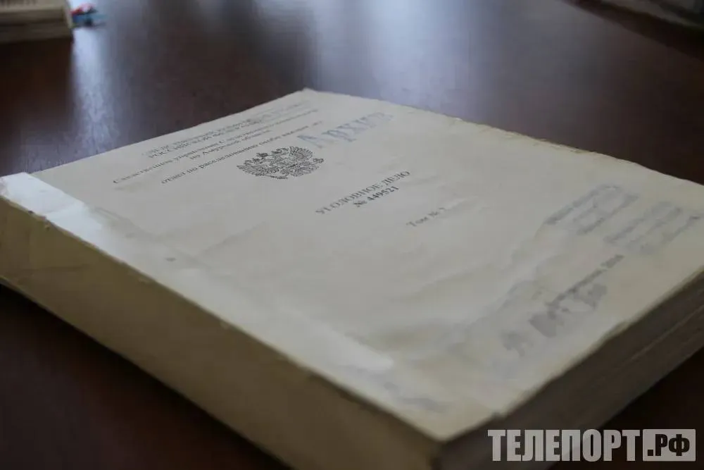 За госизмену и участие в террористической организации амурчанина приговорили к 18 годам Житель Приамурья готовил диверсию на Транссибе приобретя компоненты для самодельного взрывного устройства Жителю Амурской области вынесли обвинительный приговор Его признали виновным в совершении государственной измены приготовлении к диверсии на участке Транссиба и участии в деятельности террористической организации Противоправную деятельность мужчины выявили сотрудники амурского Управления ФСБ России сообщают в пресс службе ведомства Выяснилось что 39 летний амурчанин являлся последователем и сторонником запрещенной в России организации В 2024 году он по собственной инициативе вступил в переписку с представителем украинской террористической организации через иностранный мессенджер Telegram От него мужчина получил знания и навыки по минно подрывному делу а также приобрел компоненты для создания самодельного взрывного устройства Житель Приамурья после совершения диверсии планировал уехать в Украину и участвовать на стороне запрещенной в России терорганизации в боевых действиях против вооруженных сил Российской Федерации Первый Восточный окружной военный суд вынес россиянину приговор которым признал его виновным в совершении преступлений предусмотренных статьей 275 части 1 статьи 30 пункта а части 2 статьи 281 части 2 статьи 205 5 Уголовного кодекса РФ Государственная измена Приготовление к диверсии и Участие в деятельности террористической организации Амурчанину назначили наказание в виде 18 лет лишения свободы Первые три года он проведет в тюрьме а оставшийся срок в исправительной колонии строгого режима Приговор вступил в законную силу ТЕЛЕПОРТ РФ здесь все об Амурской области  Мы в МАХ  Написать нам
