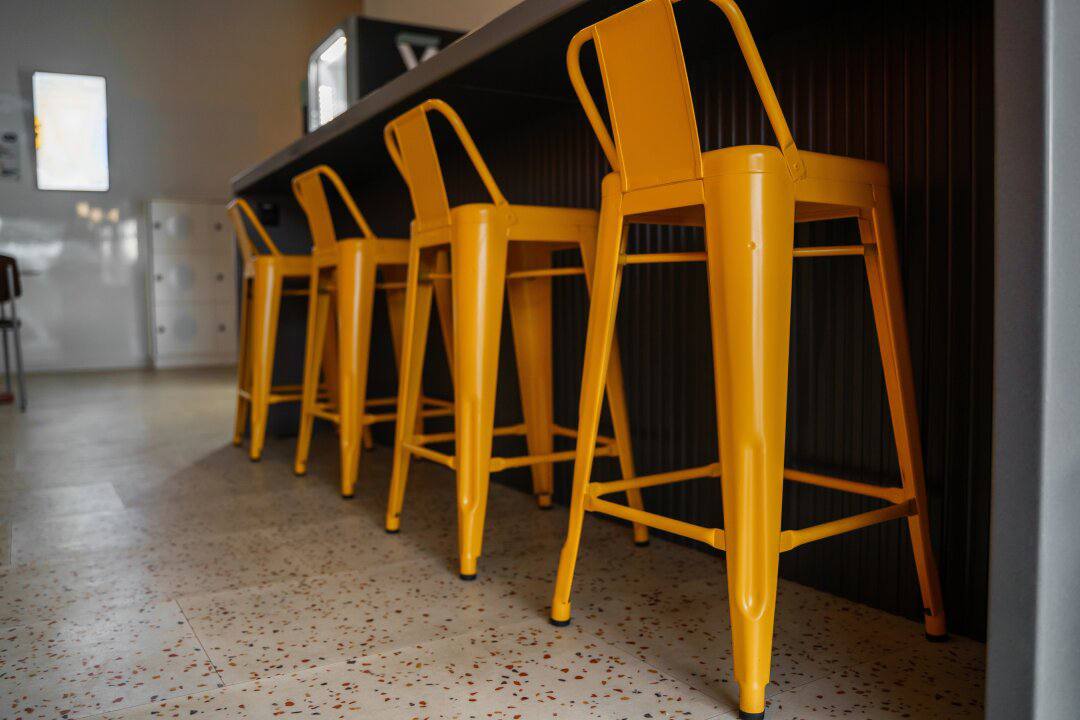 Новый законопроект о наливайках внесли в Заксобрание теперь под угрозой продажа алкоголя в заведениях со входом со двора Автором инициативы выступил депутат Денис Четырбок Поправки хотят внести в федеральный закон регулирующий производство и оборот алкоголя Законопроект был зарегистрирован 25 декабря Согласно документу региональные власти получат право определять места входов в заведения В пояснительной записке авторы законопроекта пишут о жалобах граждан на шум и драки во дворах О том как маленькие бары Петербурга живут сейчас после принятия закона о наливайках читайте на сайте Собака ru