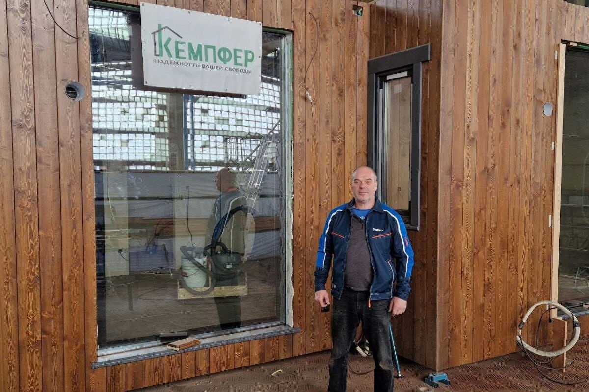 Немецкий бизнесмен открыл производство домов для глэмпингов в Ростовской области В Ростовской области стремительно развивается строительство глэмпингов туристическая инфраструктура и логистика пояснил бизнесмен свое решение Первый демонстрационный модульный дом Кемфер будет выполнять функции презентационного центра и офиса продаж Производство разместилось в арендованном цехе площадью 1000 квадратных метров оно специализируется на создании быстровозводимых конструкций из экологичных материалов domostroyrf