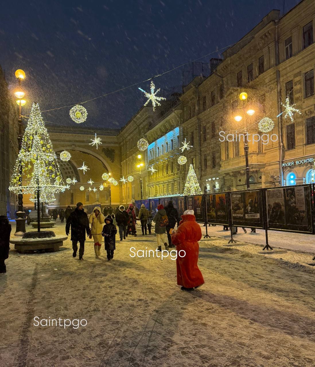 На новогодние и рождественские праздники в Петербурге выделят около 1 7 млрд рублей на 13 больше чем в прошлом году Малышей ждёт ледовое шоу взрослых праздничная программа на Дворцовой площади Концерт в новогоднюю ночь пока не планируется формат празднования и возможность встретить Новый год на площади ещё обсуждаются Решение о фейерверке примут ближе к декабрю Рождественская ярмарка пройдёт с 13 декабря по 11 января на Манежной площади Малой Садовой и Кленовой улицах в русском стиле Главную ёлку установят на Дворцовой к 20 декабря Подписаться на канал жми тут Прислать новость спб питер петербург