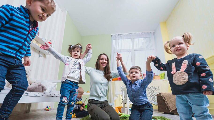 Период ухода за каждым ребенком будет засчитан в страховой стаж многодетных  «Меняется также подход к формированию страхового стажа для многодетных. Сейчас в него засчитывают полтора года ухода за малышом одним из родителей, но не более 6 лет в целом. Теперь эта норма скорректирована: в страховом стаже мамы или папы будет учитываться период присмотра за каждым ребенком без ограничений», — заявил премьер-министр РФ Михаил Мишустин на заседании кабмина.  Изменения должны вступить в силу с 1 января 2026 года после принятия правительственного законопроекта.  Фото: Freepik.com     , VK и ОК и читайте новости на нашем сайте