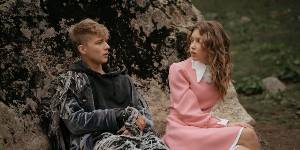 Алиса в стране чудес собрала более 1 млрд рублей в прокате всего за 17 дней Мюзикл Юрия Хмельницкого с Анной Пересильд Милошем Биковичем и Паулиной Андреевой держится в тройке лидеров наряду с Папиными дочками Мама вернулась и Горынычем Это уже восьмой российский фильм в 2025 году преодолевший миллиардный рубеж компанию ему составили Август Финист Первый богатырь и другие хиты Сюжет картины построен на дискоспектакле 1976 года со стихами Владимира Высоцкого и похоже сочетание ностальгии и музыкального шоу сработало идеально Кино championatgaming Подписывайся на Чемп Play