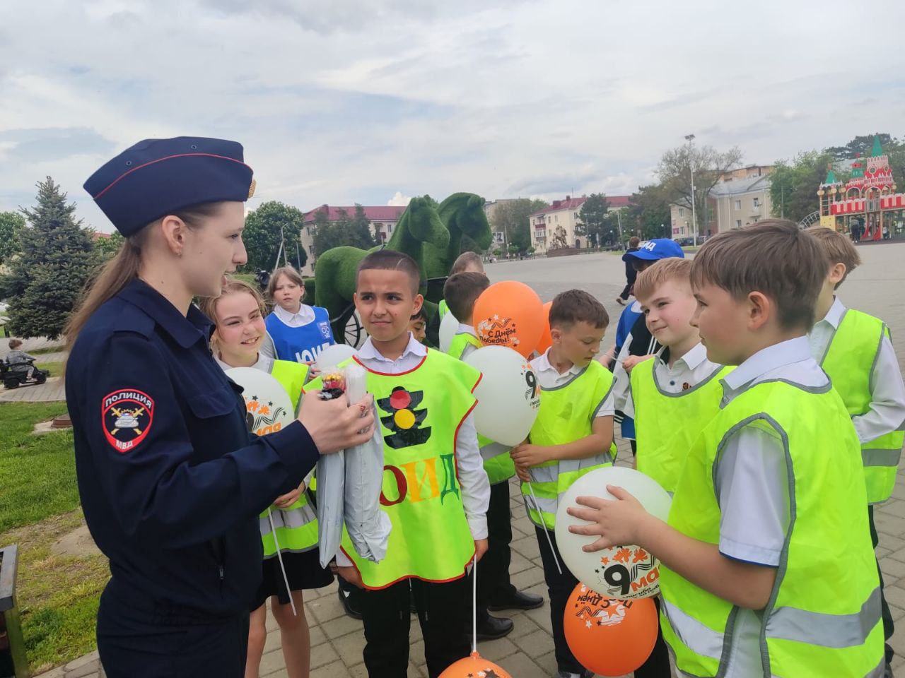 В Георгиевске прошла масштабная акция «Дорога Победы» Сотрудники Георгиевской Госавтоинспекции вместе с отрядом юных инспекторов движения ЮИД , представителями подразделения по делам несовершеннолетних, Движением Первых, редакцией «Георгиевских известий» и управлением образования провели масштабную акцию по повышению безопасности дорожного движения — «Дорога Победы»! Ребята узнали о важности соблюдения ПДД, правовой ответственности и познакомились с работой патрульного автомобиля. На мастер-классе они создали символичных «голубей мира», которые затем раздали прохожим вместе с тематическими флажками, воздушными шарами и памятками по безопасности дорожного движения. Особое внимание было уделено водителям. Инспекторы ДПС останавливали транспортные средства, а юные инспекторы вручали памятки, сувениры и декламировали стихи из поэмы А. Твардовского «Василий Тёркин». Акция объединила профилактику дорожной безопасности с патриотическим воспитанием, напоминая всем о ценности мира и порядка.