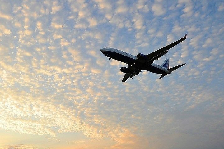 Самолет Нерюнгри-Москва совершил аварийную посадку Следователи Восточного МСУТ проводят доследственную проверку по факту технической неисправности воздушного судна, выполнявшего рейс Нерюнгри-Москва. По предварительным данным, экипаж обнаружил неполадки вскоре после взлета и принял решение вернуться в аэропорт вылета. Посадка прошла в штатном режиме, на борту находились 163 пассажира и шесть членов экипажа, никто не пострадал. Проверка ведется на предмет возможного нарушения правил безопасности эксплуатации воздушного транспорта. Нерюнгринская транспортная прокуратура контролирует ход расследования, а также соблюдение прав пассажиров, включая предоставление им положенных услуг. Фото: Вислов Иван