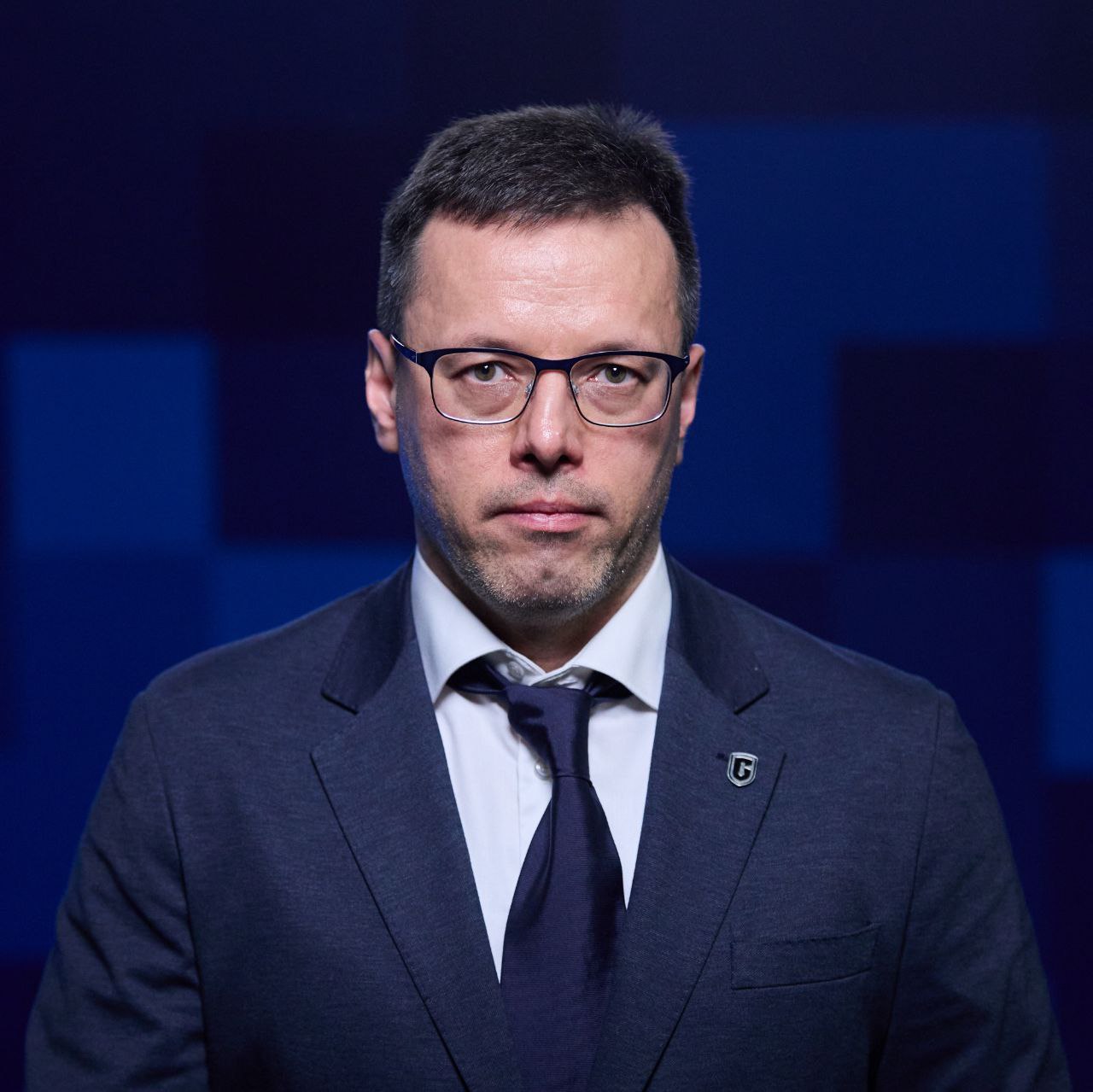 Назначен исполняющий обязанности ректора СахГУ С 17 декабря исполняющим обязанности ректора нашего университета становится доктор физико математических наук доцент Алексей Огнев Соответствующий приказ подписан в Минобрнауки России Алексей Огнев уже хорошо известен в СахГУ как проректор по науке и развитию Он руководил созданием ключевых проектов центр СахалинТех Алаид программы 500 школьников и развитием вуза в рамках Приоритета 2030 До этого он занимал руководящие должности в ДВФУ и имеет серьёзный международный научный опыт Губернатор Валерий Лимаренко выразил уверенность что университет продолжит развитие под руководством Алексея Огнева а также поблагодарил Александра Самардака и пожелал ему успехов в будущей деятельности Поздравляем Алексея Вячеславовича со вступлением в новую должность и благодарим Александра Сергеевича за его неоценимый вклад в будущее университета ВК МАХ Rutube