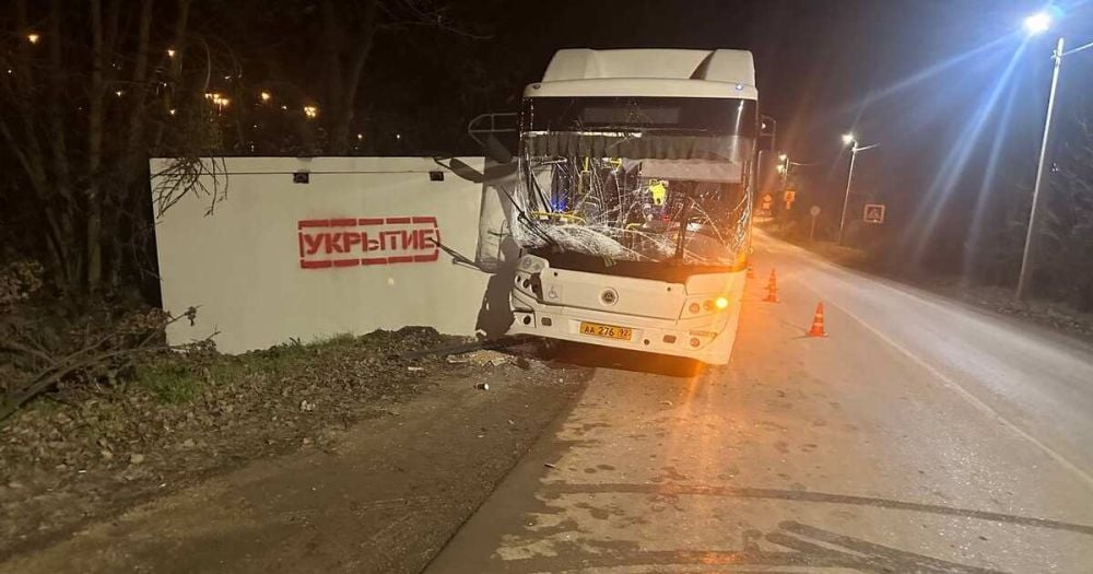 Человек пострадал при наезде автобуса на укрытие в Севастополе ⁠ В Севастополе автобус врезался в установленное на обочине бетонное укрытие, в результате чего пострадал водитель. Об этом сообщили в Telegram-канале городского отдела ГИБДД.  "В районе дома №136 на улице Дениса Ракицкого, 56-летний водитель, управляя автобусом КАвЗ, допустил выезд за пределы проезжей части и наезд на бетонное укрытие", - рассказали в ведомстве.  Пассажиры в результате аварии не пострадали. Водителя с травмами доставили в больницу. Отмечается, что он был трезв....  Подробнее>>>