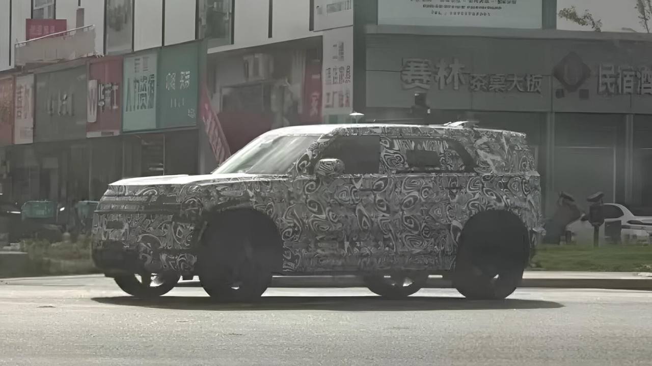В Китае замечен новый SUV от совместного предприятия Chery и Jaguar Land Rover. По слухам, новый автобренд будет называться Freelander. Интересно наблюдать за тем, как буксующим европейским маркам приходится кооперироваться с китайцами, чтобы подстраиваться под их высококонкурентный рынок.