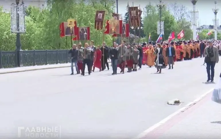Сегодня в День Георгия Победоносца по Орлу пройдет Крестный ход Проведут его в честь небесного покровителя воинства одного из самых почитаемых святых у православных Шествие начнется в полдень от Свято Успенского или как его еще называют Михаило Архангельского собора Орловчане пройдут от собора по улице Ленина до Поклонного Креста за зданием бывшего кинотеатра Победа Там ранее находилась церковь святого Георгия 0