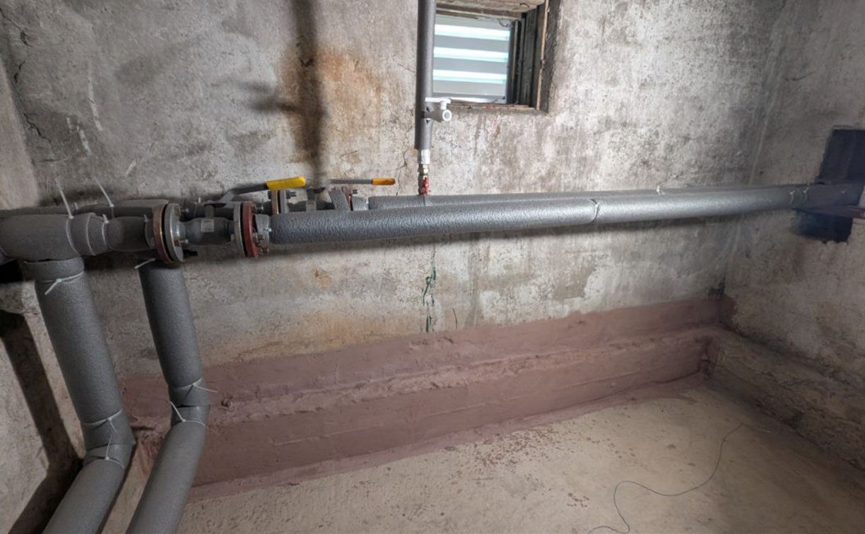 Почти тысячу подвалов привели в порядок на Сахалине и Курилах Всего с начала года во всех муниципалитетах отремонтировали 968 подвалов из них 106 капитально в 862 помещениях выполнили текущие работы В рамках капремонта заменили ветхие сети обустроили дренажные системы и выполнили гидроизоляцию Лидером по числу отремонтированных подвалов стал Южно Сахалинск В течение года здесь привели в порядок 189 технических помещений На втором месте Холмский район 154 на третьем Анивский 113 По 77 цокольных помещений обновили в Александровск Сахалинском и Невельском районах В Ногликском районе провели ремонт 27 подвалов В планах сахалинского министерства ЖХК привести в надлежащее состояние все подвальные помещения островного региона которые в этом нуждаются Сообщить о затопленном подвале можно в Госжилинспекцию по телефону 8 4242 43 24 20 и на горячую линию минЖКХ 8 800 302 00 65     Прислать новость Подписывайся на нас MAX Telegram WhatsApp ВК