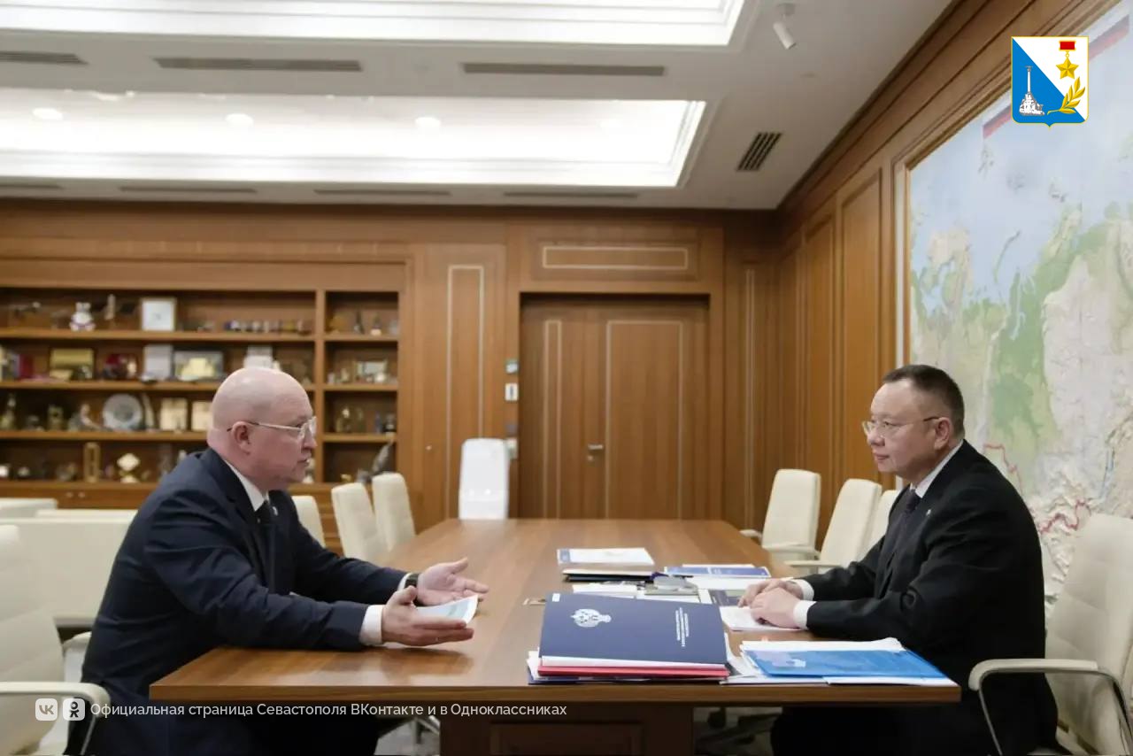 Губернатор Севастополя встретился с главой Минстроя РФ После заседания Совета при Президенте Михаил Развожаев обсудил с Иреком Файзуллиным развитие региона сообщили в правительстве Севастополя На встрече обсудили несколько вопросов в 2025 году в Севастополе введено в эксплуатацию 251 тыс м² жилья в городе построили два объекта водоснабжения и канализования Также провели шесть реконструкций теплоснабжения сейчас власти делают четыре сквера и проводят ремонт 21 внутриквартальной пешеходной сети Вести Севастополь Telegram MAX