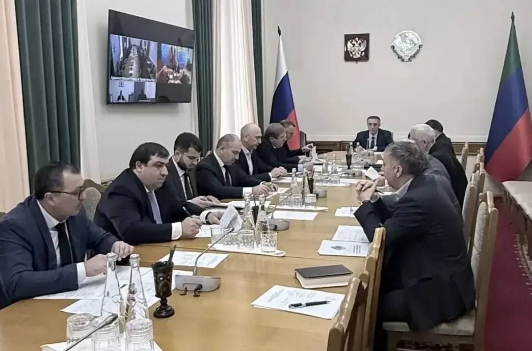 На 1 декабря 2025 года суммарный долг по заработной плате в Дагестане составил 8 5 млн рублей перед 175 работниками Задолженность сохраняется у ГУП Гергинский в Каякентском районе 4 млн 983 тыс рублей ООО Экологи Ка в Дербенте 1 млн 179 тыс рублей МУП Спецавтохозяйство в Кизляре 864 тыс рублей и МУП Садовник в Махачкале 709 6 тыс рублей Среди причин образования задолженности отсутствие собственных средств у предприятий долги контрагентов и процедуры банкротства Информация была озвучена на заседании профильной межведомственной комиссии под руководством вице премьера Абдурахмана Махмудова Он обратил внимание членов комиссии на сохранение задолженности предприятий продолжительное время ситуацией уже заинтересовались правоохранительные органы Вице премьер потребовал от руководителей и учредителей организаций в кратчайшие сроки погасить долги а муниципальным рабочим группам поручил усилить мониторинг своевременности выплат на местах